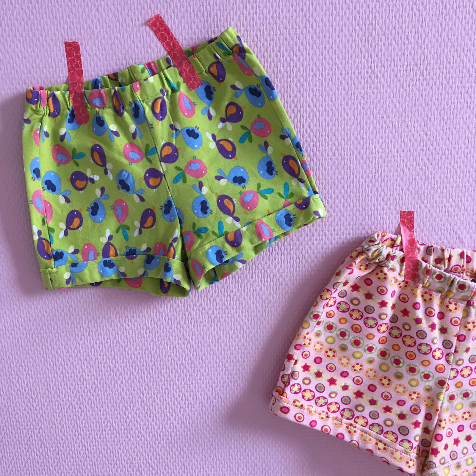 Kleurrijke Pippa shorts voor meisjes (gratis naaipatroon)