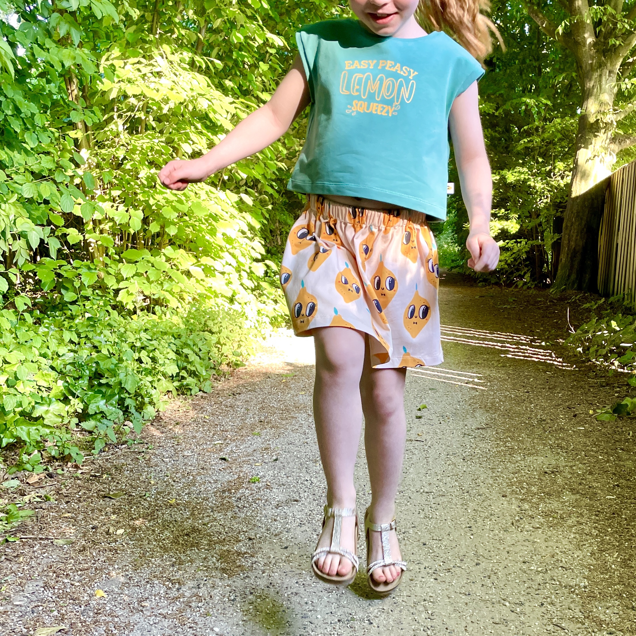 ‘Easy peasy lemon squeezy’ shirtje met citroenen rok