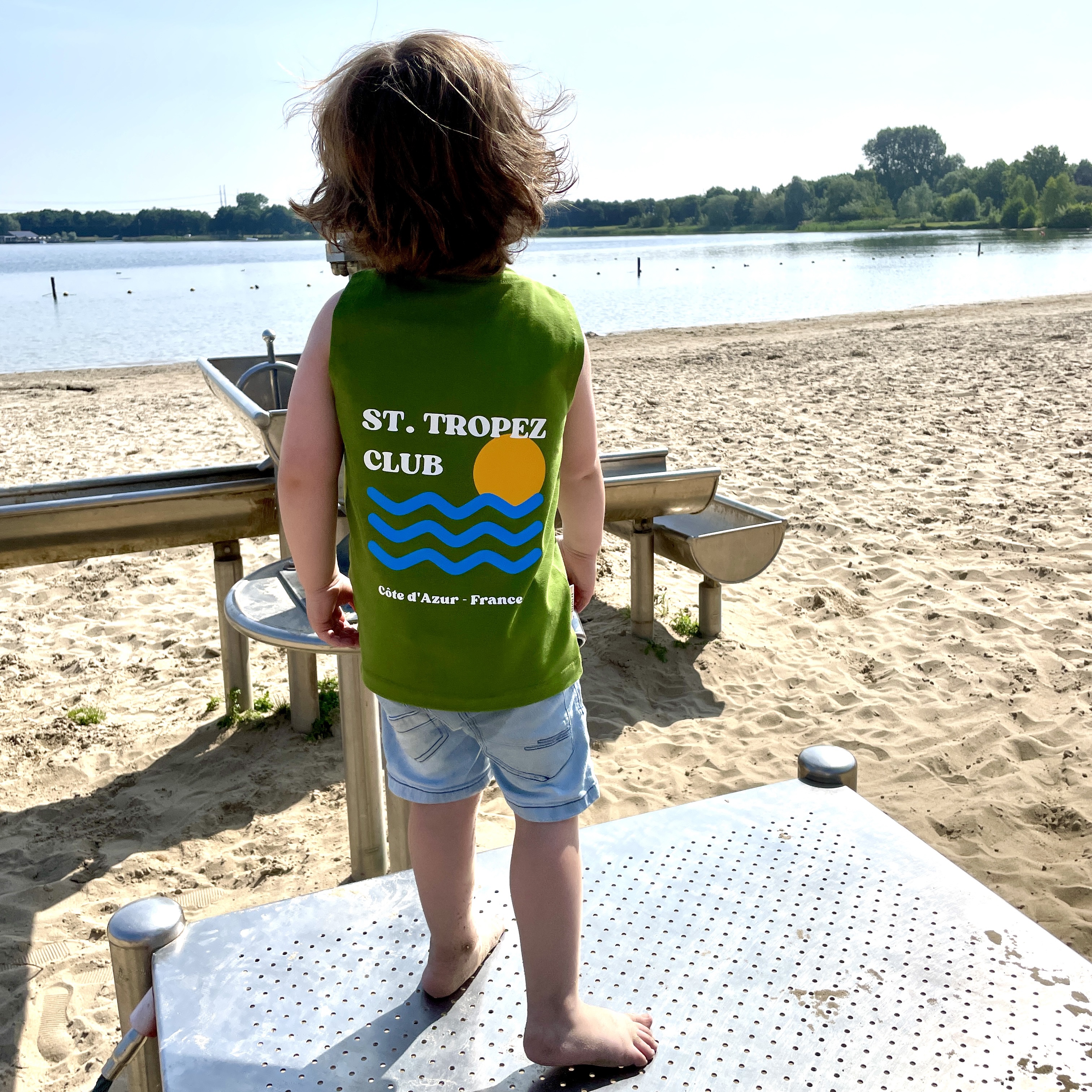 Mouwloos shirt voor een jongen naaien